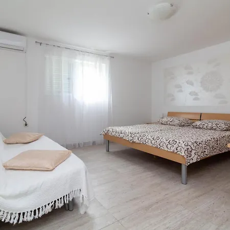 Apartment Libertas Near Queen Beach- By Ta Leut Agency Privlaka (Zadar)
