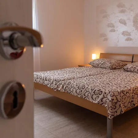 Apartment Libertas Near Queen Beach- By Ta Leut Agency Privlaka (Zadar)