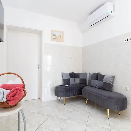 Apartment Libertas Near Queen Beach- By Ta Leut Agency Privlaka (Zadar)
